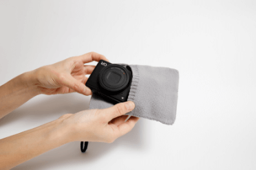 手順01：ポケットにカメラを入れる