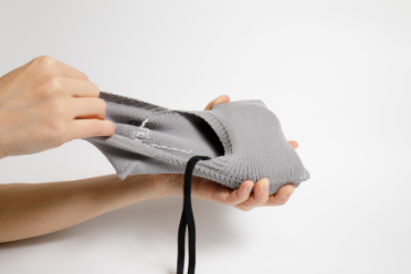 手順02：反対側のポケットを引っ張る