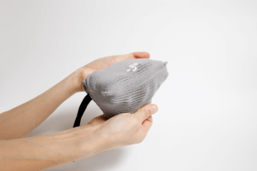 手順03：引っ張ったポケットを被せてパッキング完了。