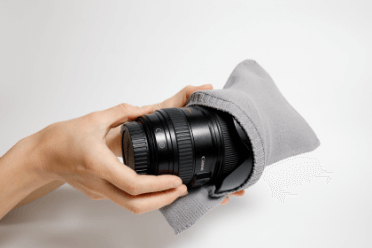 手順01：ポケットにカメラのレンズ部を入れる