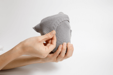 手順03：引っ張ったポケットをレンズ部に被せてパッキング完了。