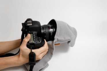 手順01：ポケットにカメラのレンズ部を入れる