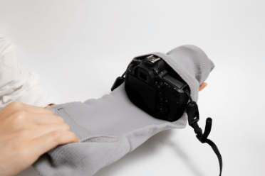 手順02：反対側のポケットを引っ張る