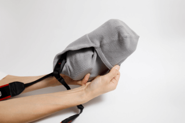 手順03：引っ張ったポケットをレンズ部に被せてパッキング完了。