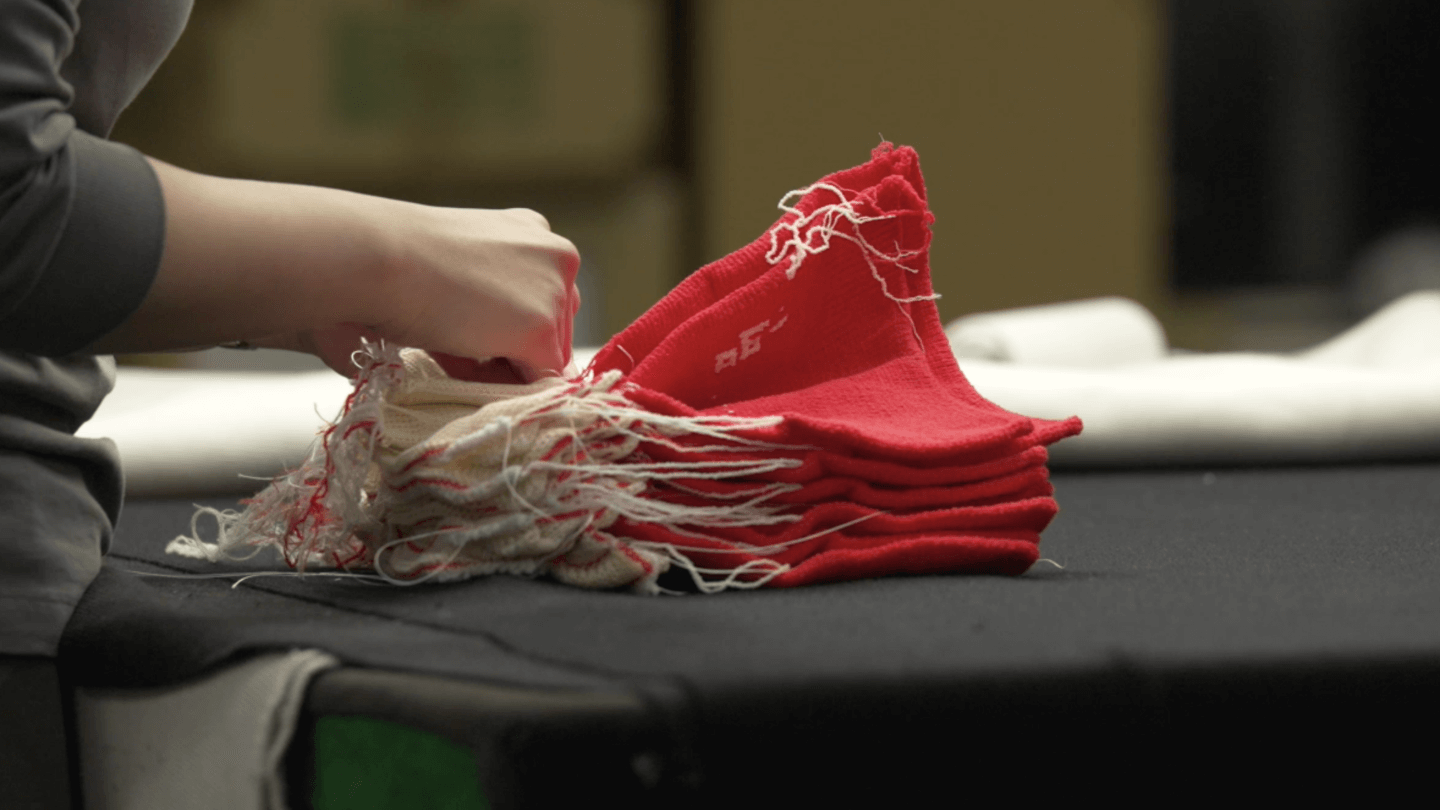 _go を技術者が持っている映像