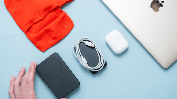 ノートPCと周辺機器、コード類をパッキング