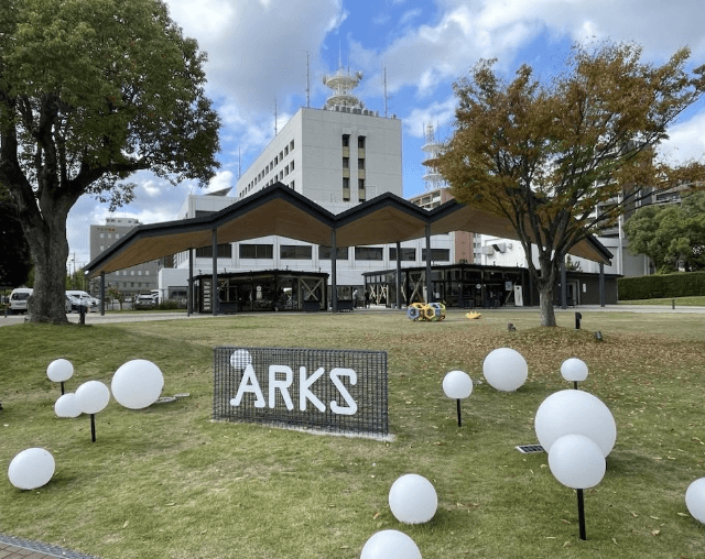 芝生の上にパソコンを広げて、心地よい風を感じながら仕事。