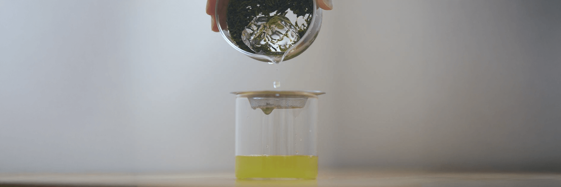 ⻯⽖の茶葉とガラスの茶器