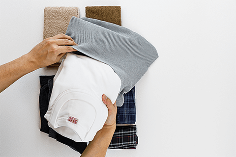Tシャツ3枚を袋に入れる様子