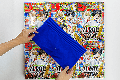 雑誌7冊をsquare Lで包む準備をしている様子