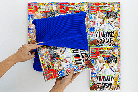 雑誌を次々とsquare Lに入れている様子