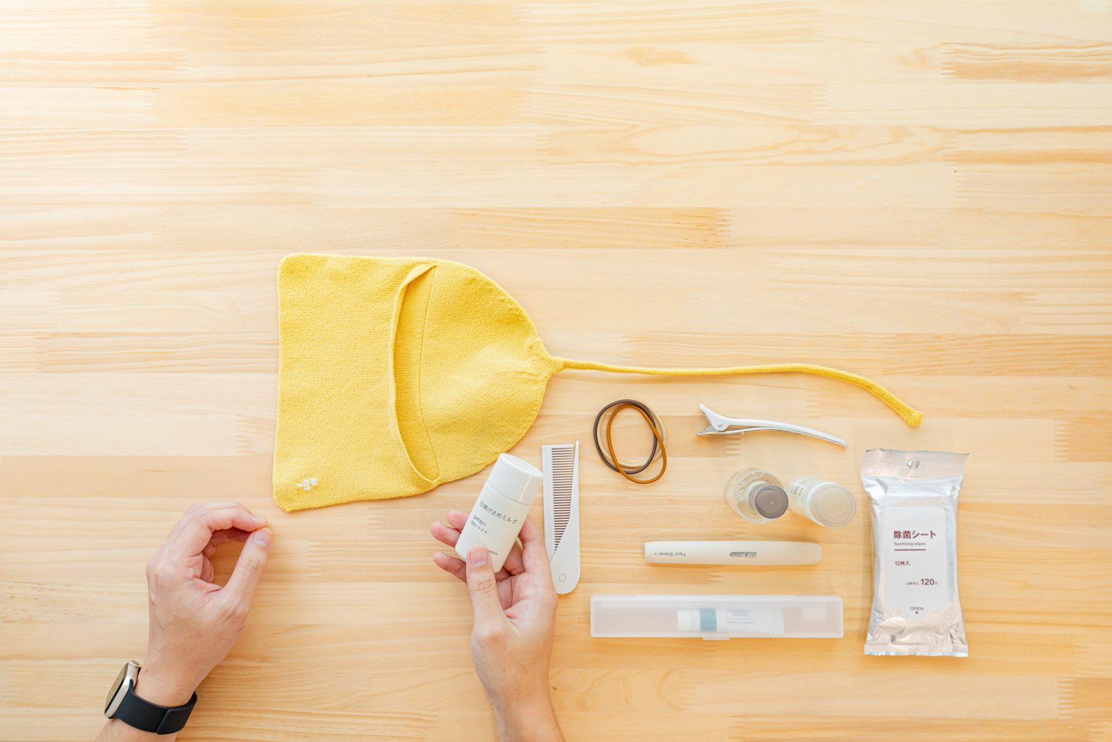 ヘアゴムやコーム、日焼け止めなどの細かいものとstring mini（黄色）