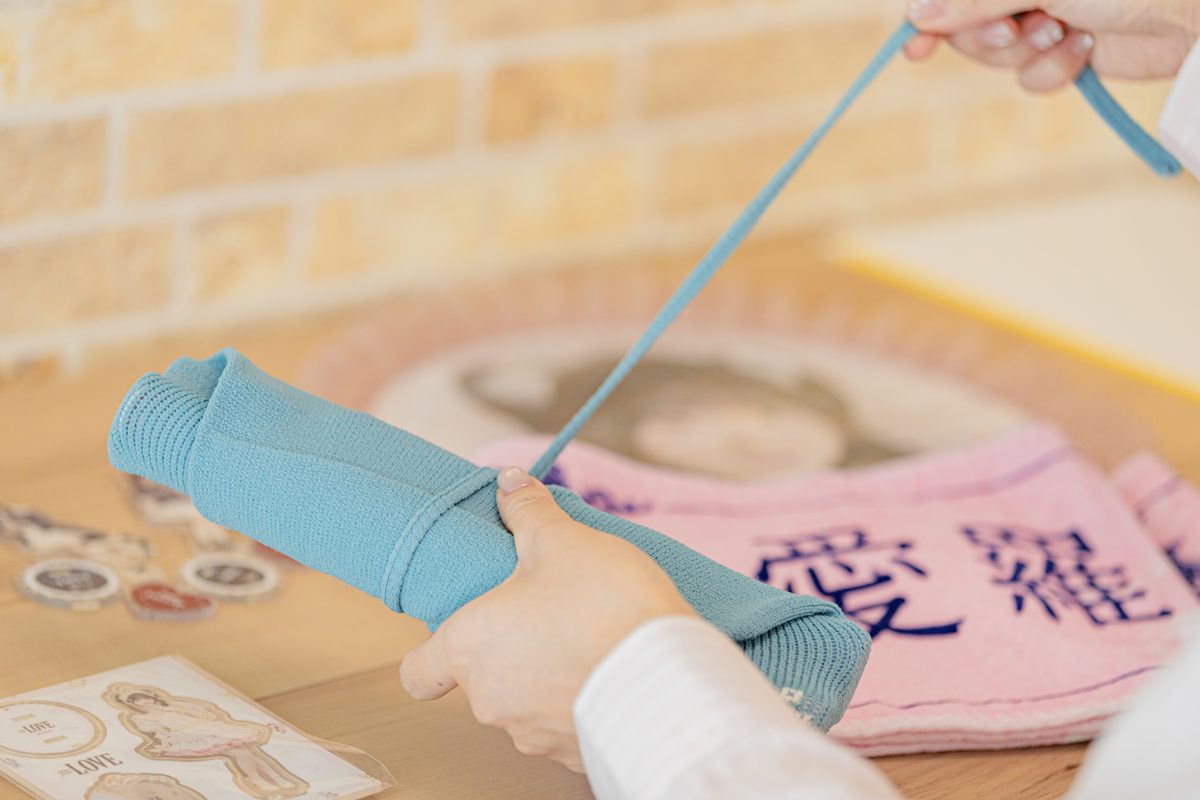 string miniを広げて荷物を入れる様子（空色）