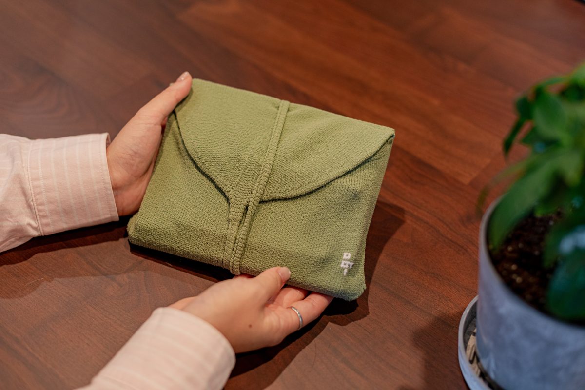 荷物を包み終えたstring mini