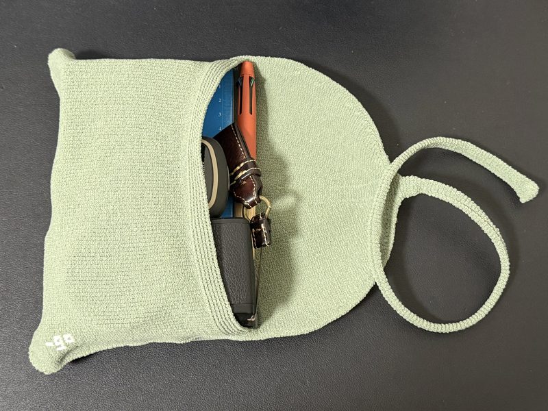 カメラやGPS端末、ノートを入れた葉雫のstring mini