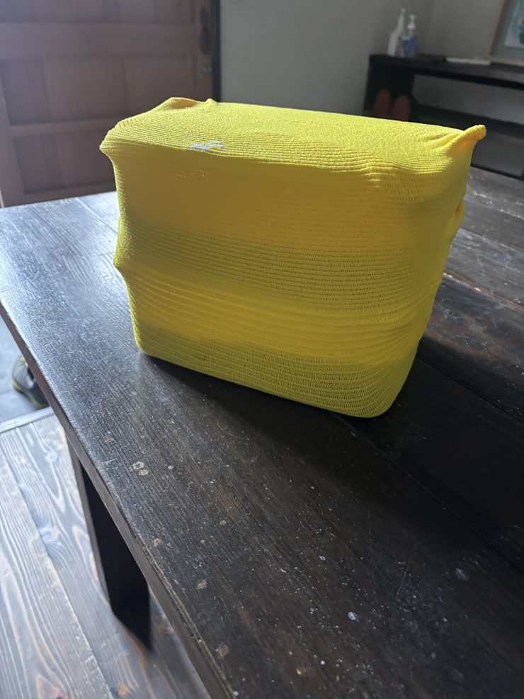 浸水した米を運ぶ