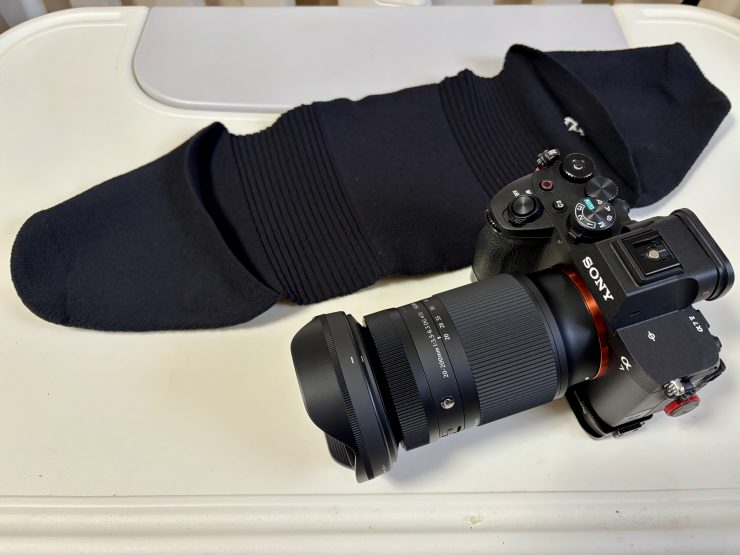 SONY α7 V ＋ SIGMA 20-200mm F3.5-6.3＋レンズフードと_go polygon XL