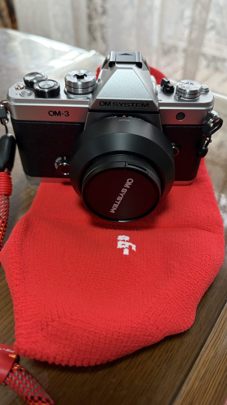 OM SYSTEM OM-3と_go polygon W for camera S 多角形・厚地タイプ 試作モデル（オレンジ）