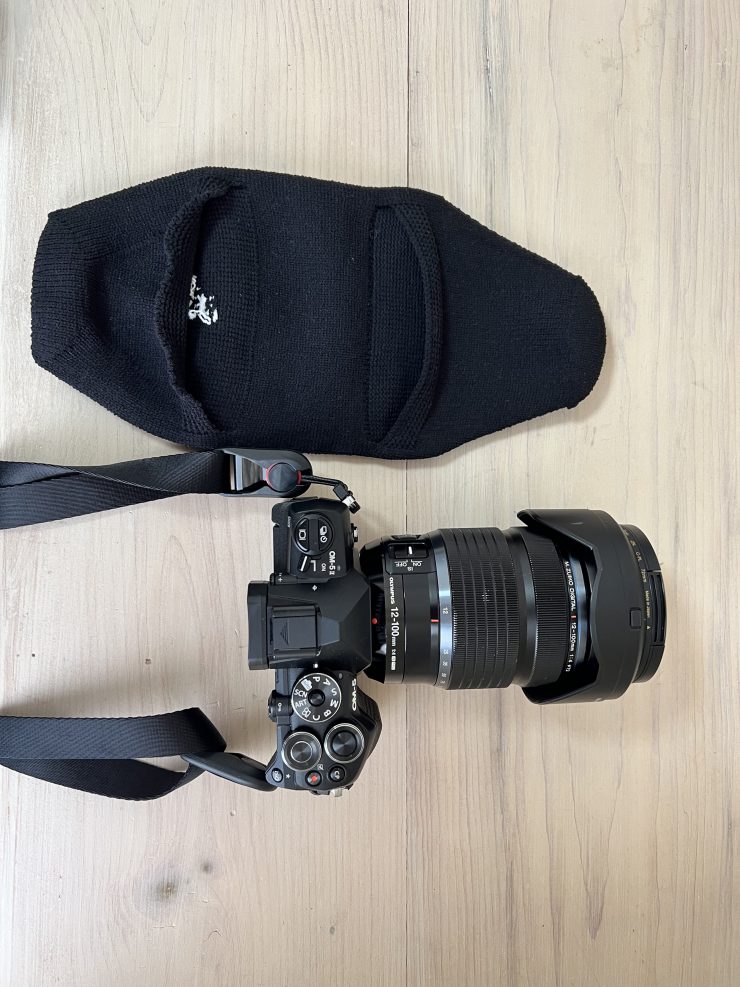 OM5 Mark2と_go polygon W for camera S 多角形・厚地タイプ 試作モデル（ブラック）