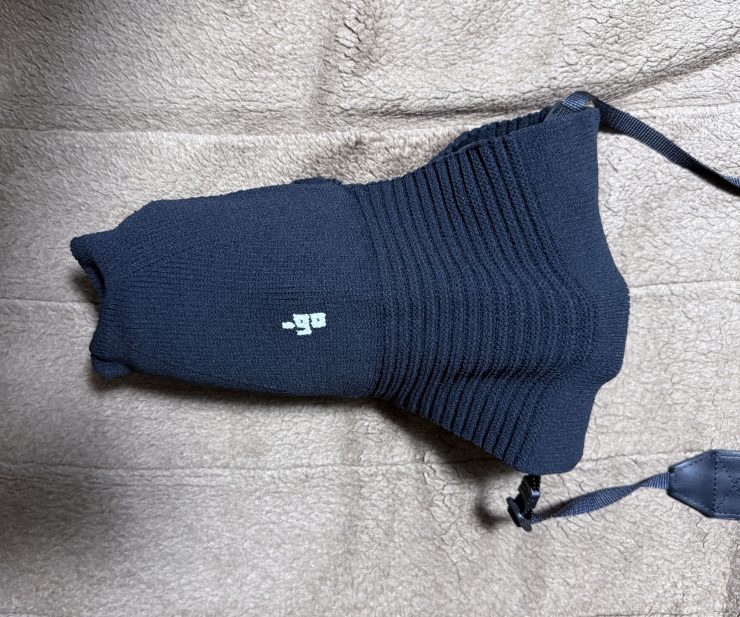 Canon EOS R6 markIIと_go polygon W for camera XL 多角形・厚地タイプ試作モデル(ブラック)